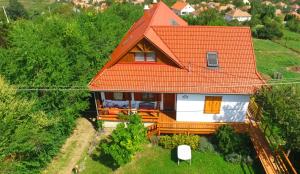 une vue aérienne sur une maison avec un toit orange dans l'établissement Kaláris Vendégház, à Hollókő
