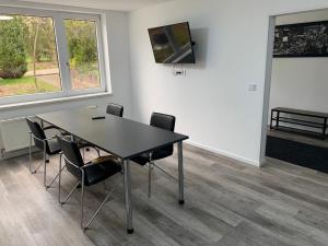 een vergaderruimte met een tafel en stoelen bij Apartment 70 qm Kalimandscharo 3 in Zielitz - Magdeburg in Zielitz