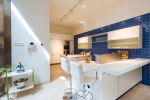 Kuchnia lub aneks kuchenny w obiekcie Rabadan Brand New Amazing House with Terrace Parking