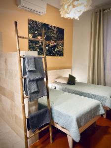 1 Schlafzimmer mit 2 Etagenbetten und einer Leiter in der Unterkunft La maison Gerval in Bédoin