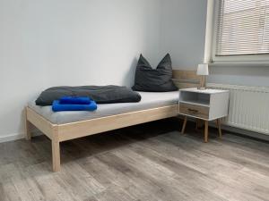 ein Bett mit zwei Kissen auf einem Zimmer in der Unterkunft Apartment 70 qm Kalimandscharo 3 in Zielitz - Magdeburg in Zielitz
