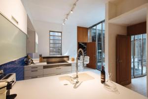 kuchnia ze zlewem i butelką wina w obiekcie Rabadan Brand New Amazing House with Terrace Parking w Sewilli