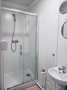 W łazience znajduje się prysznic i umywalka. w obiekcie Domki Zacisze odpocznij wśród natury w Wielkopolsce 