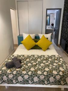 Ένα ή περισσότερα κρεβάτια σε δωμάτιο στο Le Loft CITY, au cœur du village