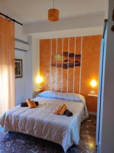 sypialnia z dużym łóżkiem z 2 poduszkami w obiekcie B&b Cefalù w Cefalù