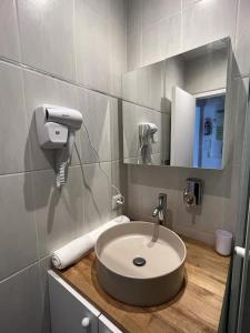 a bathroom with a sink and a mirror at T2 Paris 5 ' Tour Eiffel 15' Parking in Le Kremlin-Bicêtre
