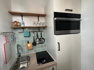 Kuchyňa alebo kuchynka v ubytovaní KB 18 Métro 14 et 7 - Free Parking