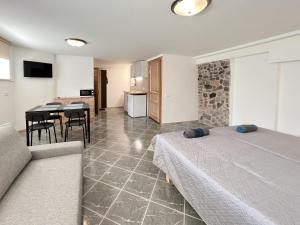 ein Wohnzimmer mit 2 Betten und ein Esszimmer in der Unterkunft Klinikų apartamentai in Kaunas