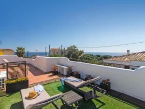 balcone con tavolo, sedie e vista sull'oceano di Casa Lloc Tranquil a Cala Figuera
