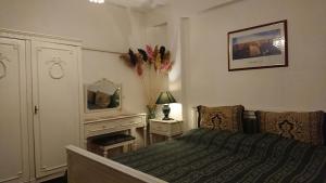 een slaapkamer met een bed, een dressoir en een spiegel bij One Bedroom Apartment French Embassy in Boekarest
