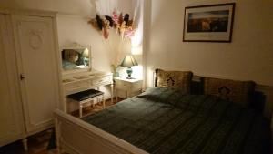 1 dormitorio con cama, tocador y espejo en One Bedroom Apartment French Embassy, en Bucarest