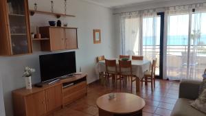 Televízia a/alebo spoločenská miestnosť v ubytovaní Playa Paraiso 21A
