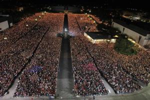 una grande folla di persone che si aggirano intorno a un grande obelisco di Imperhotel by Umbral a Fátima