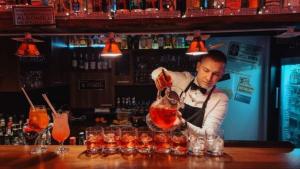 ロンデク・ズドルイにあるCK Kalinaの酒屋の裏の男
