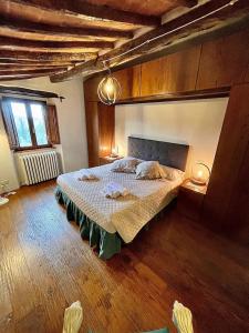 a bedroom with a large bed in a room at Pergaccio Deluxe House in Cortona