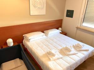 A bed or beds in a room at Alghero Charming Apartments, Steps from the beach