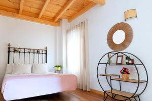 グラナダにあるカサ デ ラ カテドラルのベッドルーム1室(ベッド1台、円形鏡付)