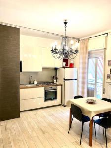 A kitchen or kitchenette at Cosy apartment with free parking