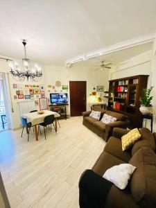A seating area at Cosy apartment with free parking