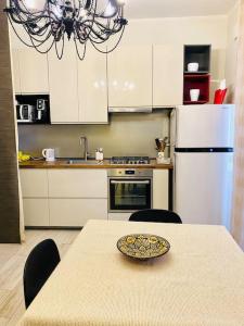 A kitchen or kitchenette at Cosy apartment with free parking