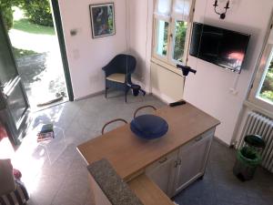 una cucina con tavolo e sedie in una stanza di Flairhouse Parco a Gravedona
