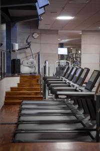 eine Reihe leerer Stühle in einem Fitnessstudio in der Unterkunft Atlantic Aparthotel in Krakau