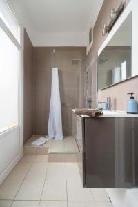 Kúpeľňa v ubytovaní Le larbaud - Appartement calme et lumineux en centre ville + 37 fotografií
