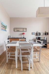 Kuchyňa alebo kuchynka v ubytovaní Le larbaud - Appartement calme et lumineux en centre ville