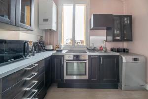 Kuchyňa alebo kuchynka v ubytovaní Le larbaud - Appartement calme et lumineux en centre ville