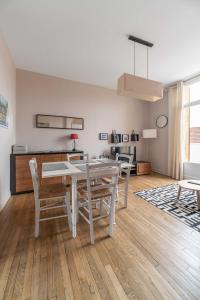 Kuchyňa alebo kuchynka v ubytovaní Le larbaud - Appartement calme et lumineux en centre ville