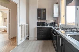 Kuchyňa alebo kuchynka v ubytovaní Le larbaud - Appartement calme et lumineux en centre ville