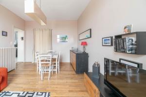 Kuchyňa alebo kuchynka v ubytovaní Le larbaud - Appartement calme et lumineux en centre ville