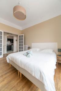 Posteľ alebo postele v izbe v ubytovaní Le larbaud - Appartement calme et lumineux en centre ville