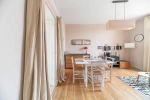 Kuchyňa alebo kuchynka v ubytovaní Le larbaud - Appartement calme et lumineux en centre ville