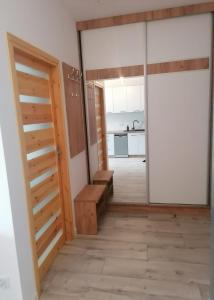 a room with a sliding door and a kitchen at Apartament Pruszcz Gdański 1 in Pruszcz Gdański