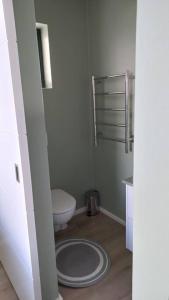 La salle de bains est pourvue de toilettes blanches. dans l'établissement A Superb apartment in Still Bay, à Stilbaai