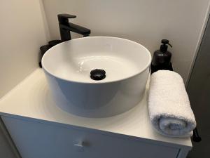 W łazience znajduje się biała umywalka i ręcznik. w obiekcie Ostend Sea View Apartment w Ostendzie