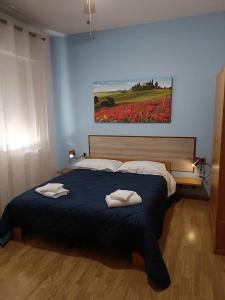 Serravalle Pistoiese的住宿－Hotel Alba Serravalle，一间卧室配有一张壁画床