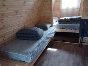 Habitación con 2 literas en una cabaña de madera en camping des ribieres, en Confolens