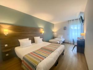 Llit o llits en una habitació de Hotel du Trégor