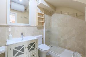 a bathroom with a sink and a toilet and a shower at Apartamento DUPLEX SAGASTA in Seville