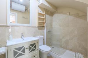 een badkamer met een wastafel, een toilet en een douche bij Apartamento DUPLEX SAGASTA in Sevilla
