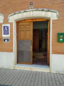 uma entrada para um edifício com uma porta em Albergue La Esperanza de la Sagrada Familia em Melgar de Fernamental
