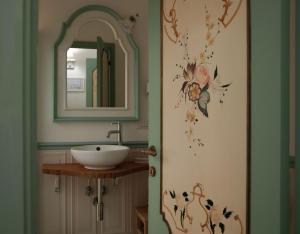 La salle de bains est pourvue d'un lavabo et d'un miroir. dans l'établissement PALAZZO ALESSANDRINI GUEST HOUSE, à Viterbe