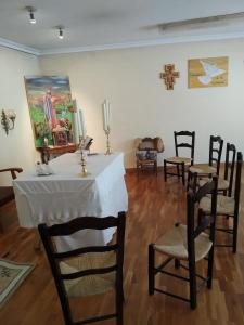 um quarto com cadeiras e uma mesa com um quadro na parede em Albergue La Esperanza de la Sagrada Familia em Melgar de Fernamental