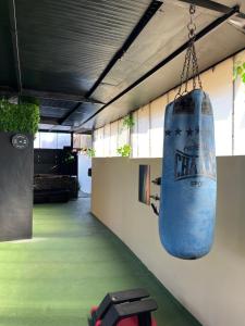 un saco de boxeo azul colgando de una pared en VALTISYA POOL AND AIRPORT, en Telde