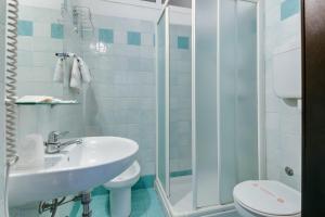 リミニにあるHotel Villa Meropeのバスルーム(洗面台、トイレ、シャワー付)
