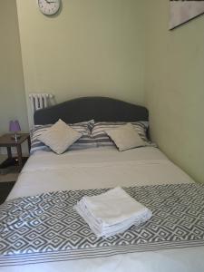 Una cama con dos toallas encima. en Firenze inn 21 Florence, en Florencia