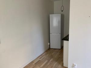 - une cuisine équipée d'un réfrigérateur blanc dans l'établissement Inviting Apartment in Kista Stockholm, à Stockholm