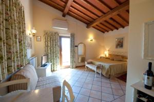 een hotelkamer met een bed en een slaapkamer bij Agriturismo Vecchio Borgo Di Inalbi in Impruneta